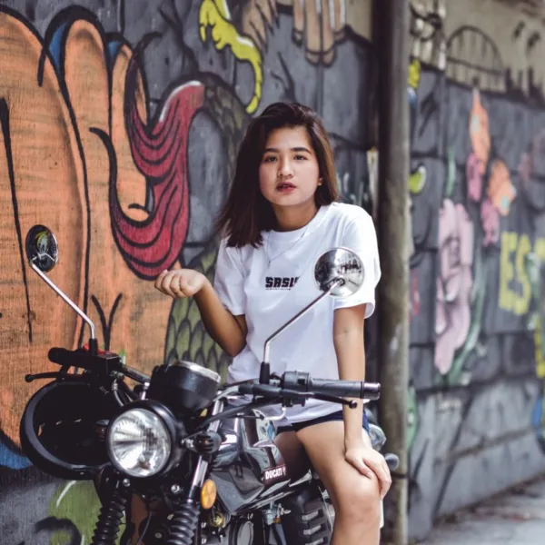 motocykl, kobieta, ściana z grafiti